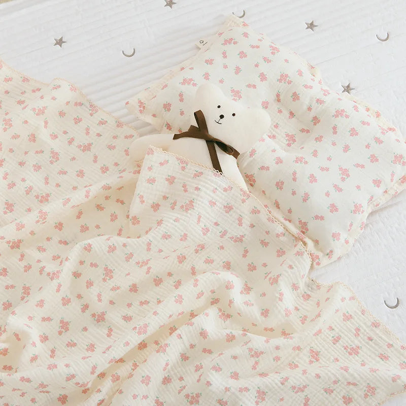 Large Muslin Baby Blanket, 150 x 120 cm Two-Layer Cotton Receiving Wrap with Floral Prints and Decorative Scalloped Edges for Supervised Cuddles