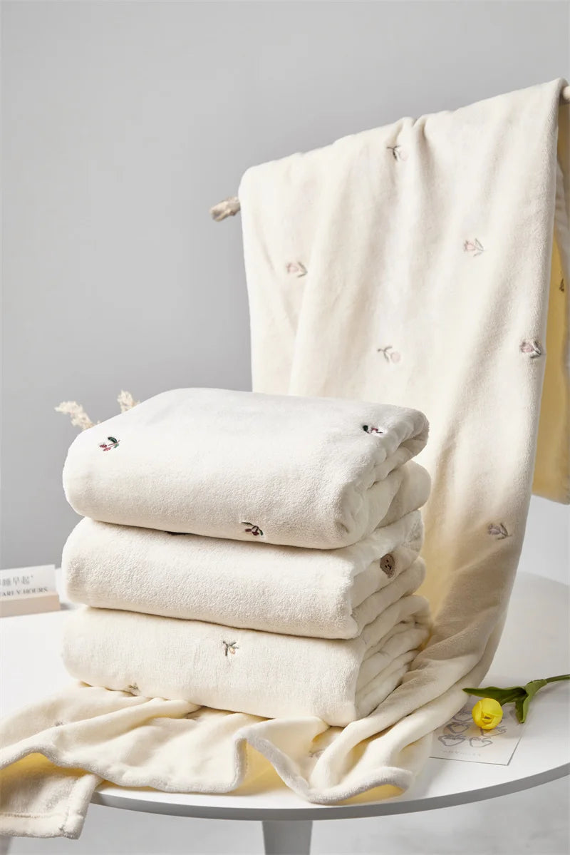Patterned Baby Throw Blanket, 125 x 90 cm Winter Fleece-Style Cover in Bear, Cherry and More Designs for Supervised Cuddles and New-Parent Gifts
