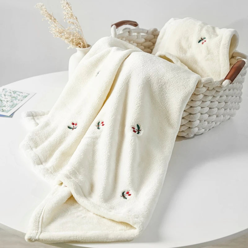 Patterned Baby Throw Blanket, 125 x 90 cm Winter Fleece-Style Cover in Bear, Cherry and More Designs for Supervised Cuddles and New-Parent Gifts