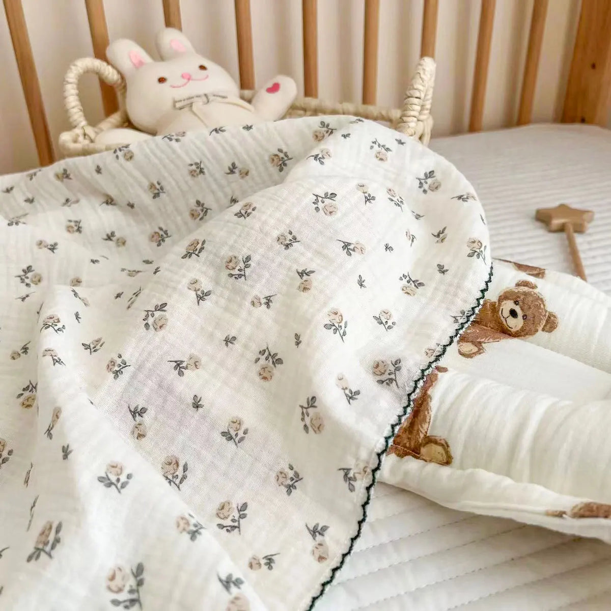 Large Muslin Baby Blanket, 150 x 120 cm Two-Layer Cotton Receiving Wrap with Floral Prints and Decorative Scalloped Edges for Supervised Cuddles