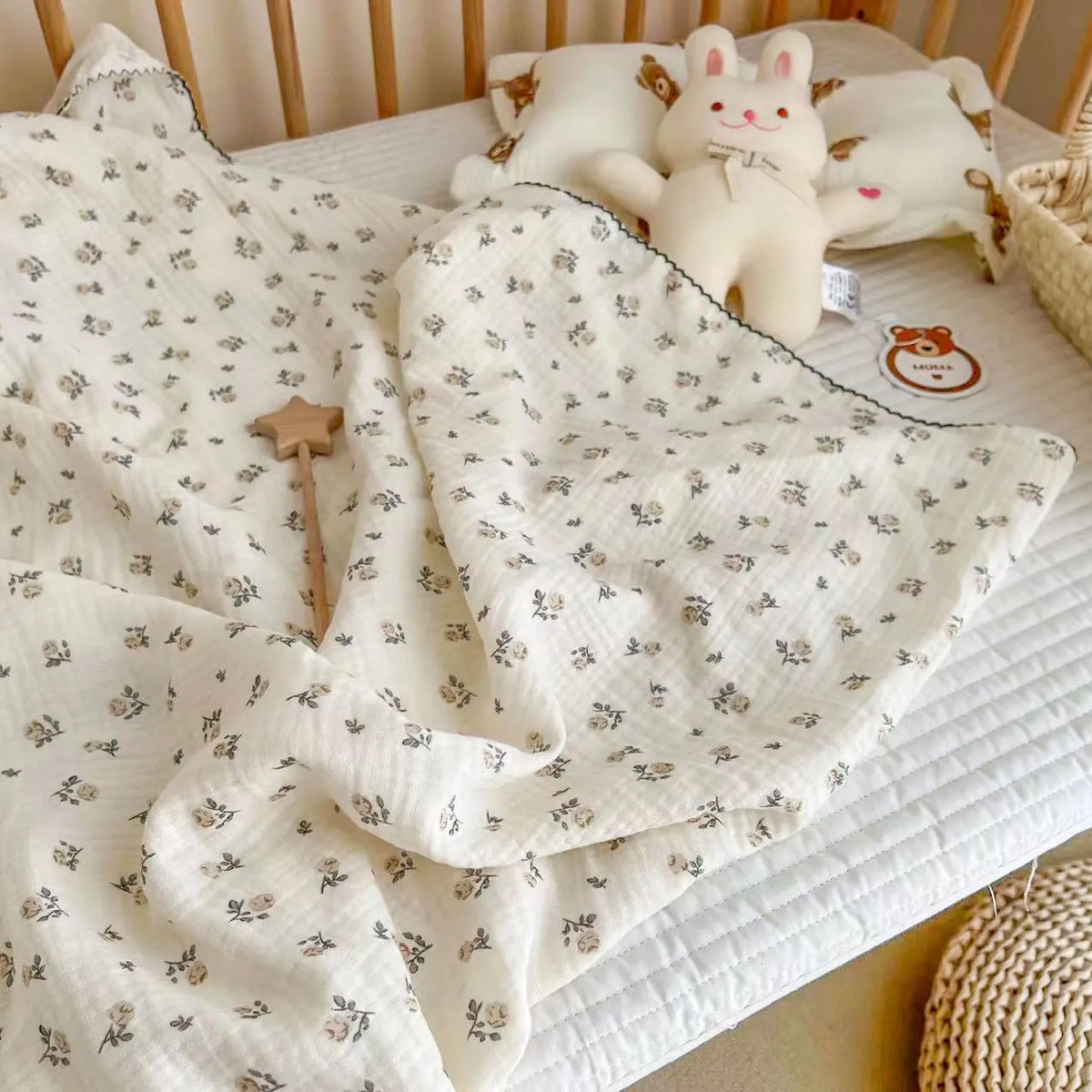 Large Muslin Baby Blanket, 150 x 120 cm Two-Layer Cotton Receiving Wrap with Floral Prints and Decorative Scalloped Edges for Supervised Cuddles