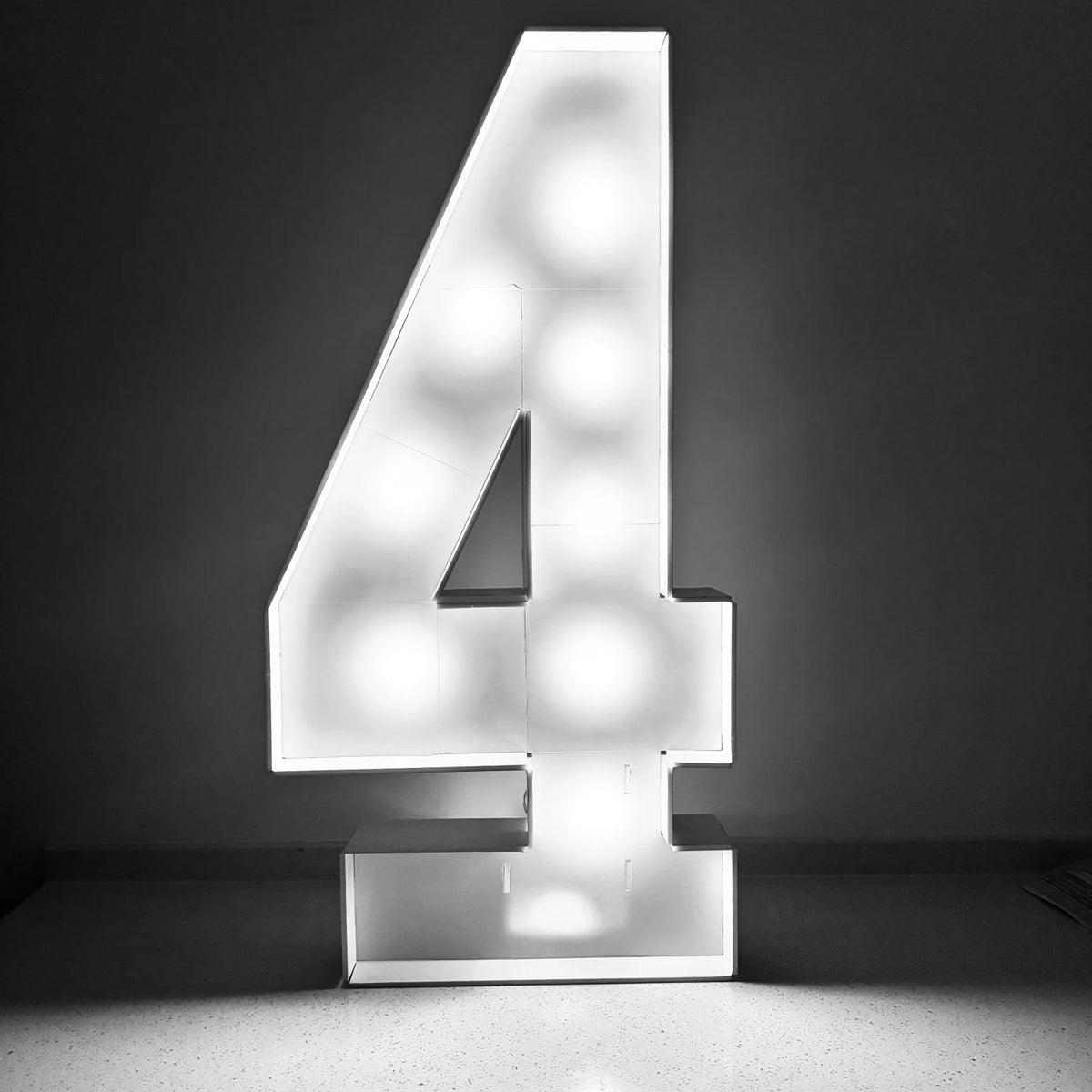 Light Up Marquee Numbers, 73 cm White KT Board Frames with Lights and Support Brackets for Birthday Backdrops and Anniversary Displays