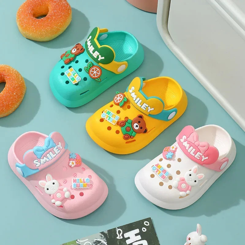 Toddler Bunny and Bear Clogs with Cartoon Decorations, Ventilation Holes and Pivoting Heel Strap for Boys and Girls Casual Summer Outfits, Inner Lengths 12–17 cm