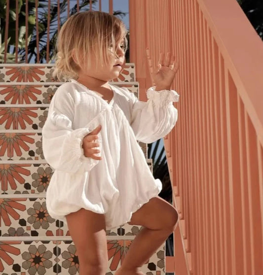 White Long Sleeve Baby Romper with V-Neck Lace and Open-Back Detail, Nordic-Inspired One-Piece Outfit for Family Photos, Sizes 66-100cm