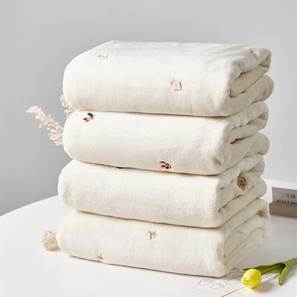 Patterned Baby Throw Blanket, 125 x 90 cm Winter Fleece-Style Cover in Bear, Cherry and More Designs for Supervised Cuddles and New-Parent Gifts
