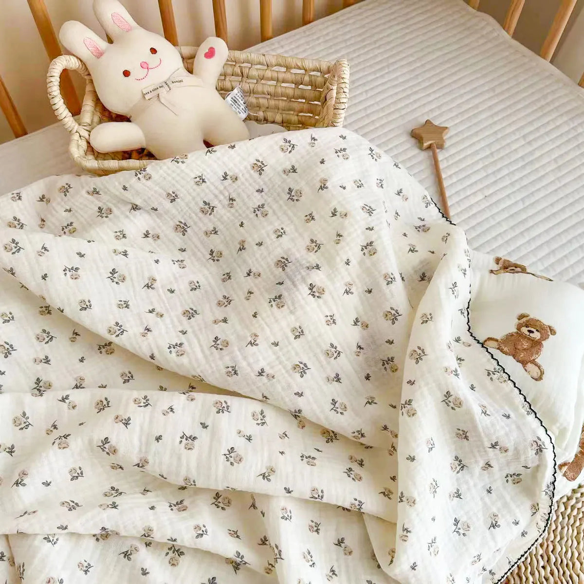 Large Muslin Baby Blanket, 150 x 120 cm Two-Layer Cotton Receiving Wrap with Floral Prints and Decorative Scalloped Edges for Supervised Cuddles