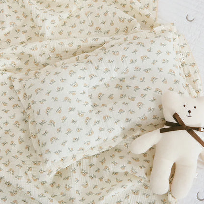 Large Muslin Baby Blanket, 150 x 120 cm Two-Layer Cotton Receiving Wrap with Floral Prints and Decorative Scalloped Edges for Supervised Cuddles